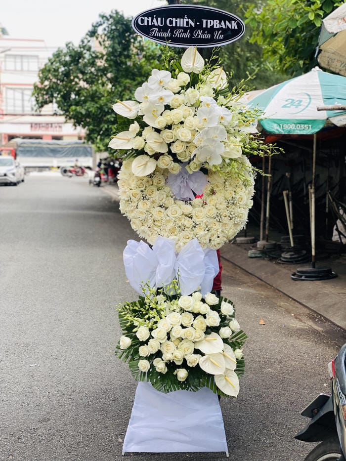 Hoa viếng sang trọng 004 1 Hoa Tang Hien Dai Sang Trong 232366.jpg