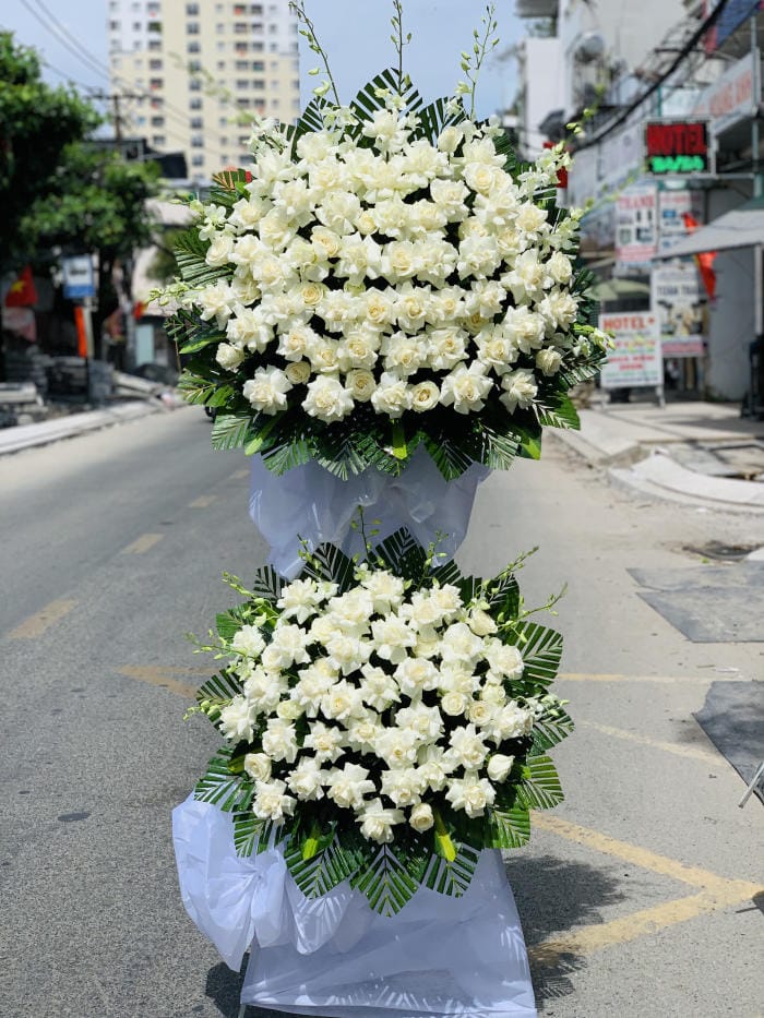 Hoa viếng Thành tâm 008 1 Ke Hoa Hong Trang Vieng Dam Ma 788.jpg
