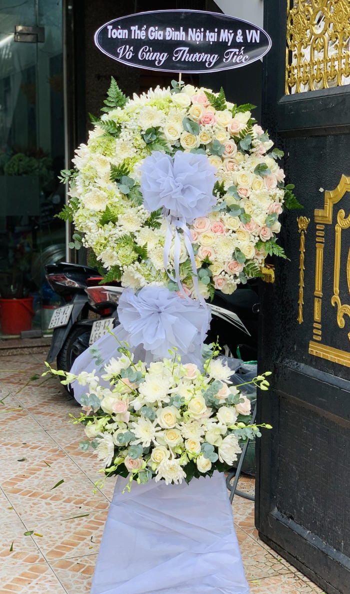 Hoa viếng Thành tâm 004 1 Ke Hoa Vieng Hien Dai 78966 2.jpg