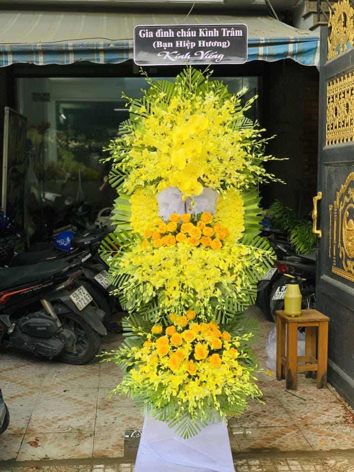 Hoa viếng Thành tâm 010 1 Ke Hoa Vieng Tang Mau Vang.jpg